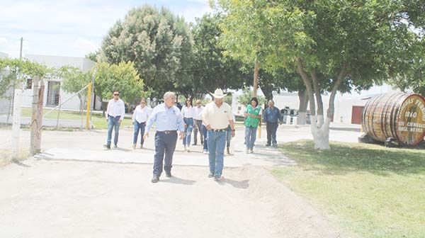 Visitan autoridades las Bodegas Ferriño