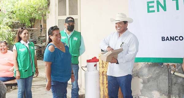 Encabeza Beto Villarreal entrega de calzado escolar