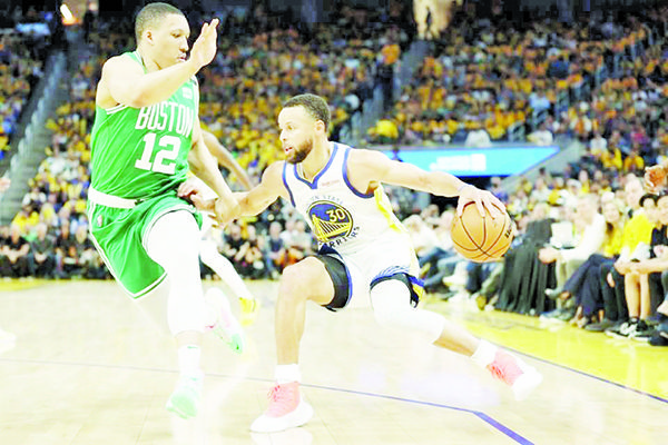 Vencen Warriors a Celtics y Finales de NBA van 1-1
