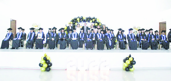 Apadrina Hugo Lozano a graduados de primaria