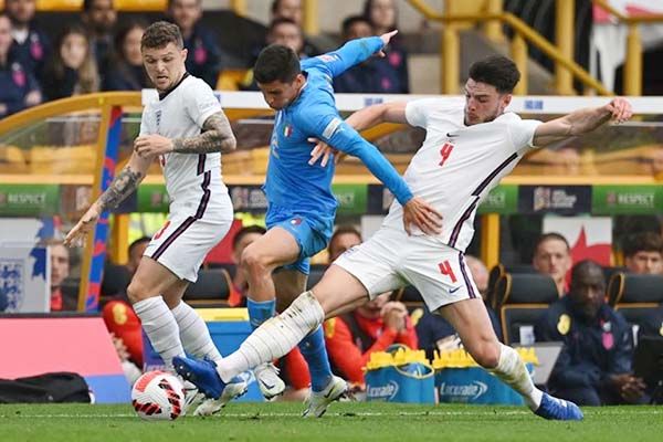 Queda Inglaterra sin triunfos tras empate ante Italia