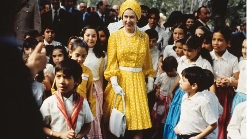 Los días que la reina Isabel II escuchó La cucaracha, comió recalentado y vio actuar a Pedro Vargas en México