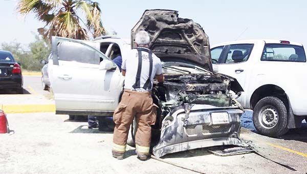 Registra camioneta repentino incendio