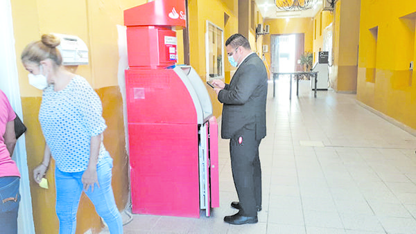 Olvidan cerrar cajero con billetes adentro