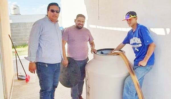 Apoya CANACO con suministro de agua