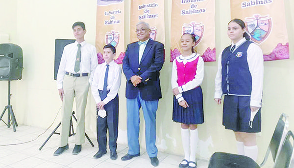 Declaman estudiantes “El Credo a Sabinas”