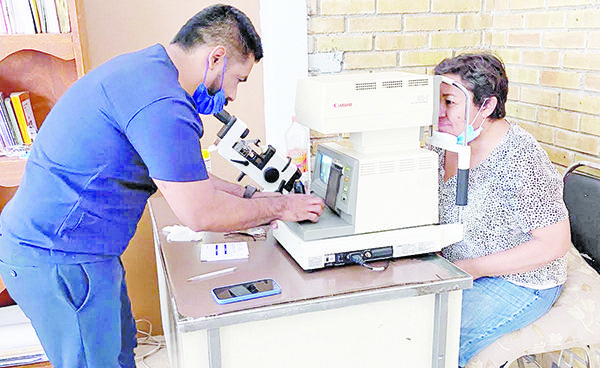 Llevan a Ciénegas lentes a bajo costo