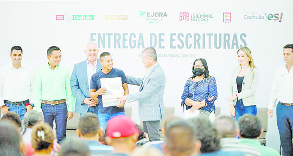 Entrega Riquelme 203 escrituras en la Laguna