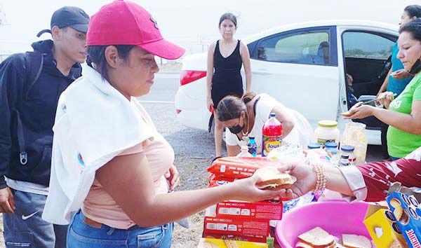 Brindan agua y alimento a migrantes en Castaños