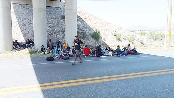 Caminan migrantes de Mty a Coahuila