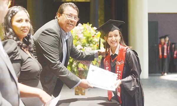 Acompaña Beto Piña a graduandos de Prepa 24