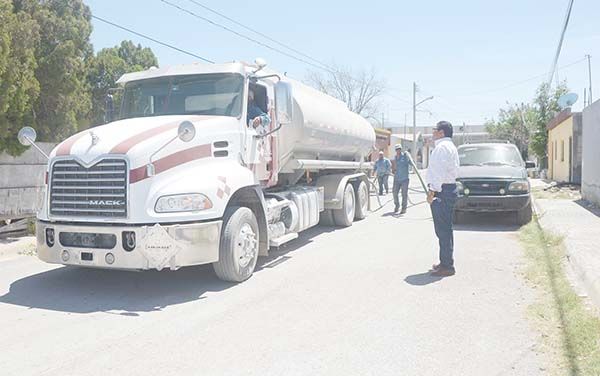 Reparten agua a fronterenses