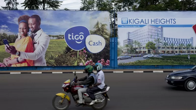 El lado oscuro de la «Suiza de África», el país al que Reino Unido trata de enviar a migrantes que lleguen a su país «sin billete de vuelta»