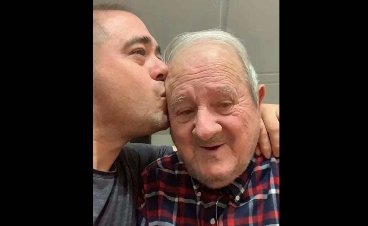 La tierna reacción de un padre con Alzheimer al volver a reconocer a su hijo