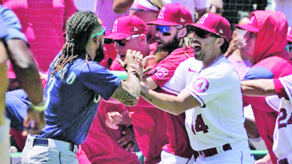 MLB suspende a 12 elementos de Angels y Mariners; manager Phil Nevin se va por 10 juegos