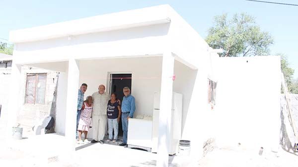 Recibe doña Petra una vivienda digna