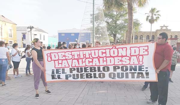 ¡OTRA VEZ! PROTESTAN CONTRA TANIA FLORES