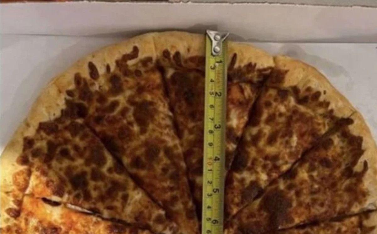 ¿Exagerado? Reclaman a restaurante por pizza pequeña; la miden para exigir más centímetros