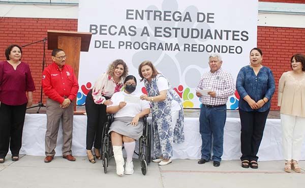Apoyan con becas a alumnos de CBTIS 20