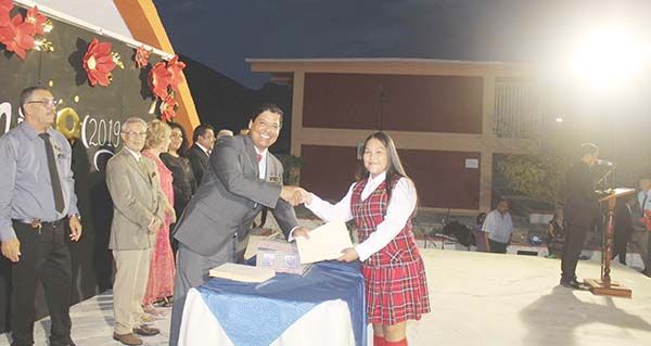 Apadrina Beto Villarreal graduación de secundaria
