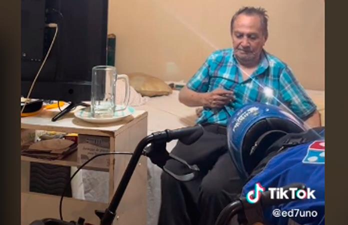 Abuelito pide pizza solo para que repartidor lo ayude a acomodarse en su cama