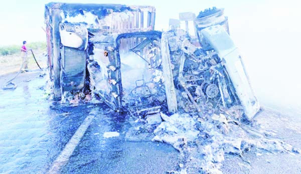 Se vuelca tráiler y arde en llamas