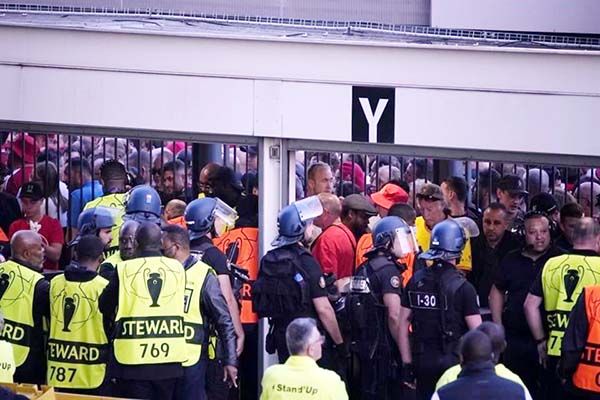 UEFA se disculpa con aficionados por incidentes