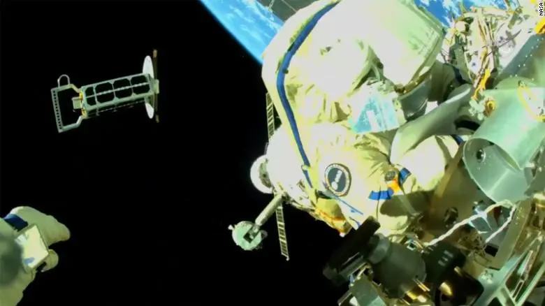 Dos astronautas, una europea y un ruso, realizan una inusual caminata espacial conjunta