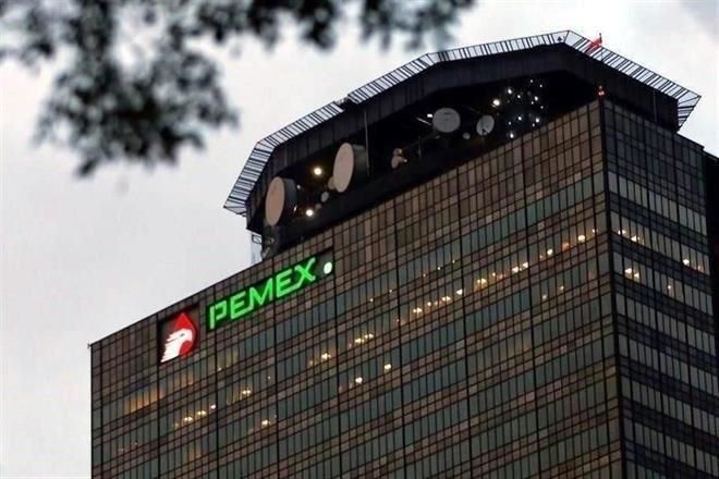 Arma Pemex embudo y deja varados 60 buques con gasolina