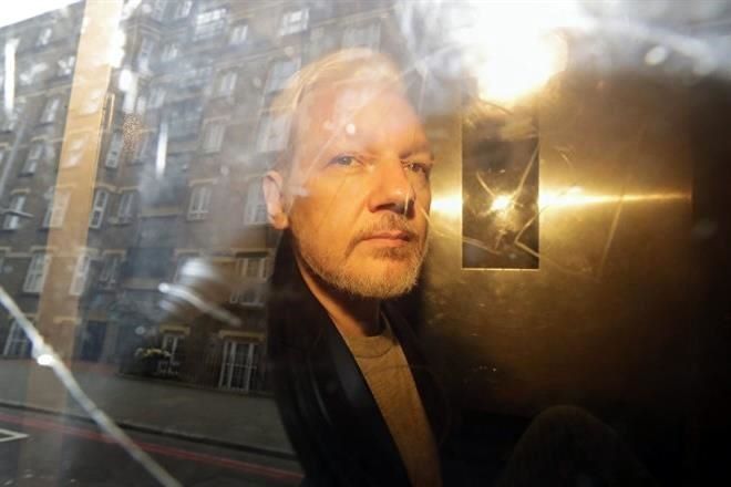 Abogó AMLO por Assange ante Biden; le dejó una carta
