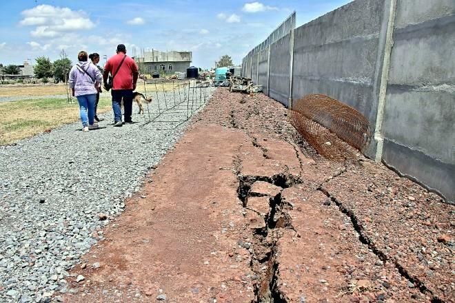 Tambalea una barda en el AIFA