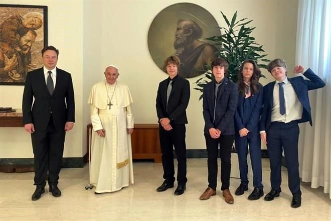 Se reúne Elon Musk con el Papa Francisco