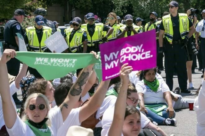 Revierte Texas orden que permitía a clínicas abortar