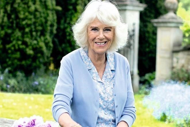 Festeja Camila su cumpleaños 75 como editora de una revista