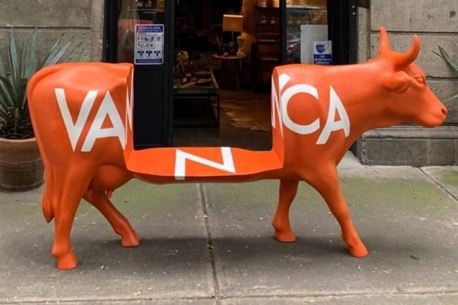 Invaden las vacas acera de Paseo de la Reforma