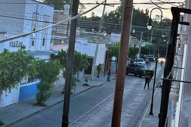 Cierran escuelas y negocios por balaceras en Jerez