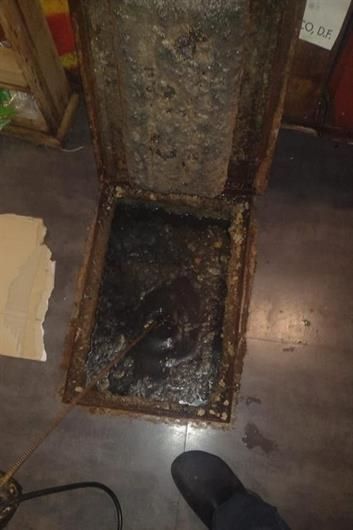 Desbordan al drenaje del Centro aguas negras