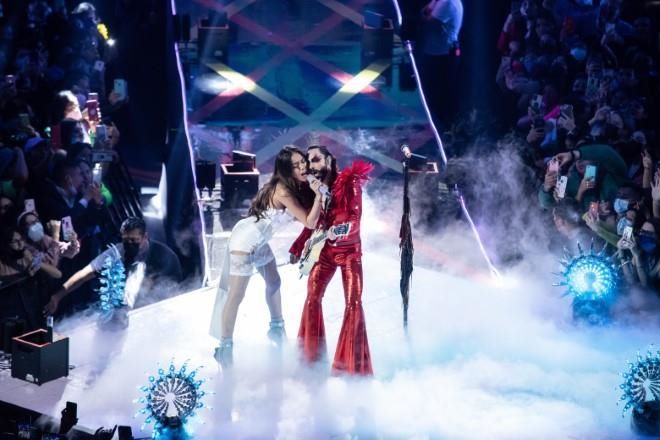 Sorprende Danna Paola junto a Moderatto en los MTV MIAW