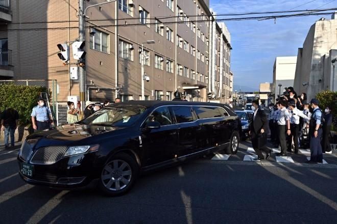 Llega cuerpo de ex Premier de Japón a Tokio