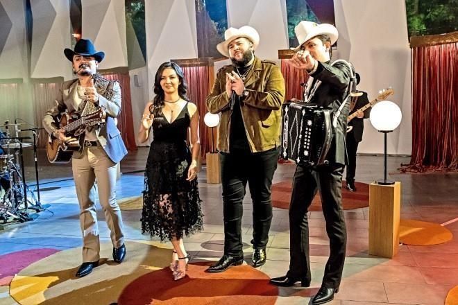 Por el Latin Grammy a Lupita Infante la acompaña El Fantasma
