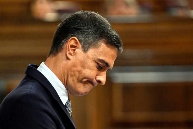 Impondrá España impuesto temporal a bancos y empresas de luz