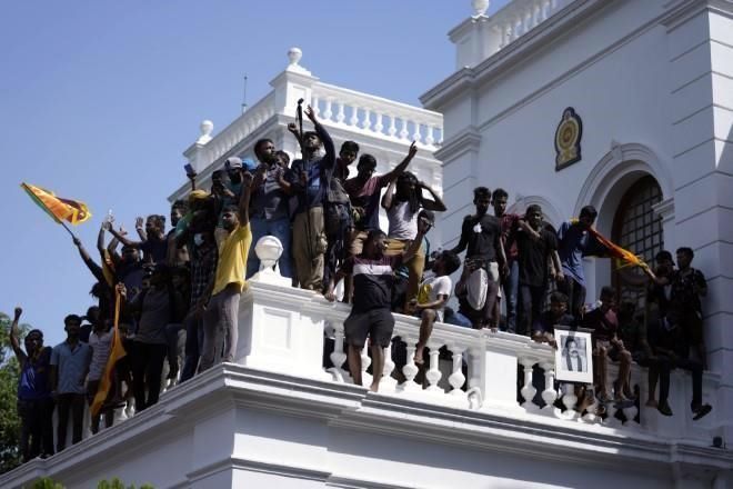 Huye Presidente de Sri Lanka y ahora van por Primer Ministro