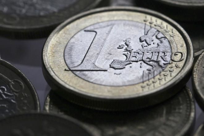 Cae euro por debajo del dólar por primera vez desde 2002