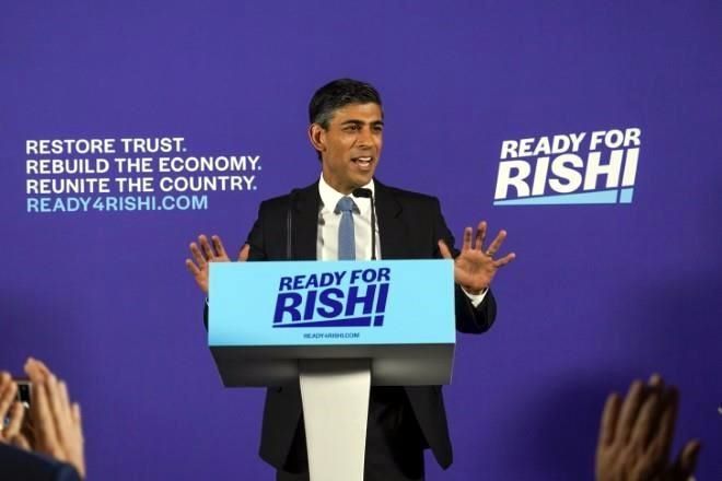 Lidera Rishi Sunak votación para reemplazar a Johnson