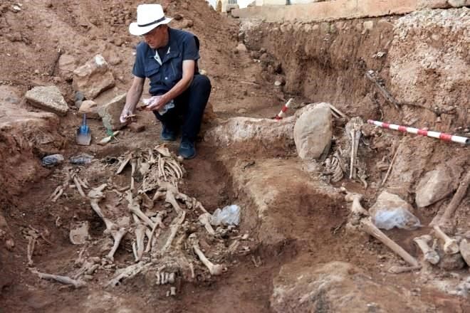 Planea España exhumar a víctimas de Franco