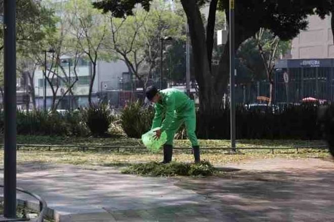 Olvidan medidas anticovid para personal de limpia