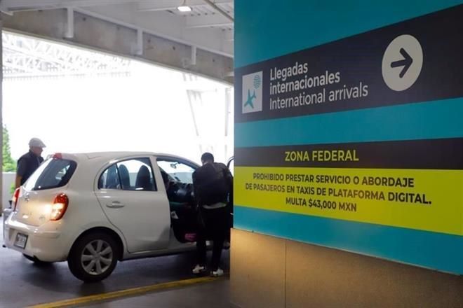 Burlan taxis de apps multa en AICM
