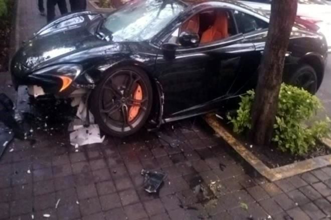 Choca McLaren en Polanco y lo abandona junto a acompañantes