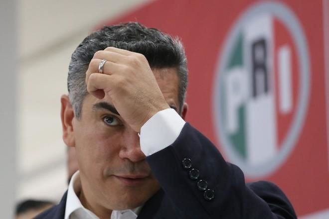 Se ampara Alito contra alerta migratoria