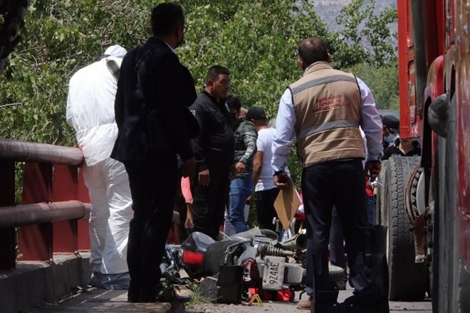 Fallece un motociclista sobre puente en Ecatepec